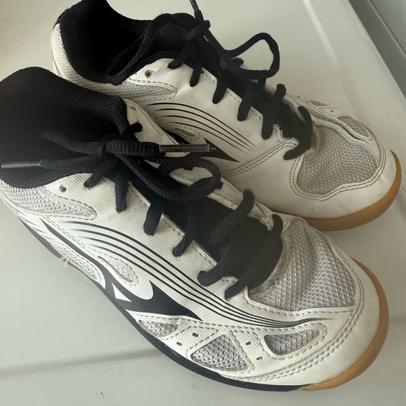 Mizuno White and Black Volleyball Shoes - Picture 1 of 5